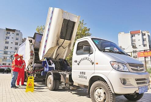 青島“車車對(duì)接”清運(yùn)垃圾