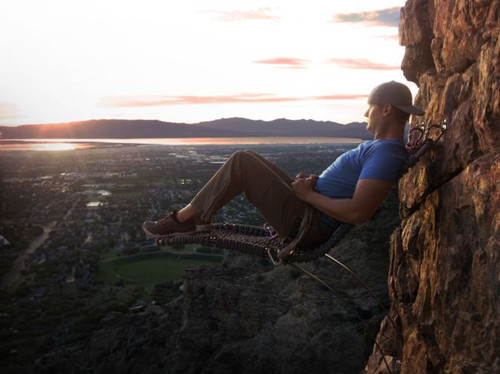 美國登山愛好者史密斯在百米高的懸崖峭壁上安裝休閑椅,體驗(yàn)別樣刺激。